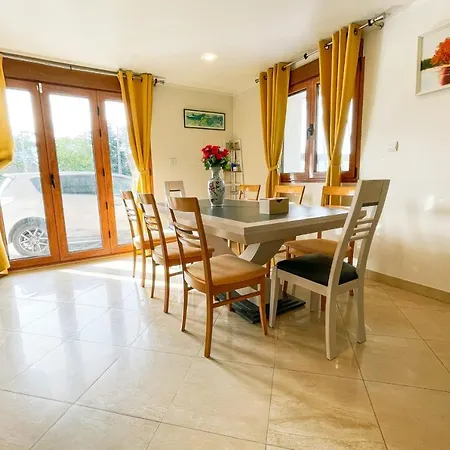 #fw The House Of Sunny Gardens Holiday home